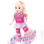 Poupée patineuse avec patins à roulettes – Image 6